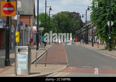 Eastleigh, Hampshire, Großbritannien. Juni 15. 2020 . Shops displayimg Social Distancing Guidelines as Mall and non-Essential Retail businesss open since 23. März 2020 UK Government coronarirus Lockdown Eastleigh, Hampshire, UK Credit: Dawn Fletcher-Park/Alamy Live News Stockfoto