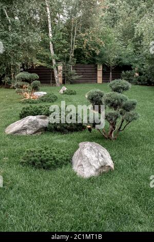 Landhaus Gebiet mit grünem Rasen und Zaun Stockfoto