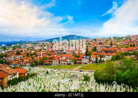 Blick auf die Architektur und den Damm des Flusses Milyacki im historischen Zentrum von Sarajevo, Bosnien und Herzegowina Stockfoto