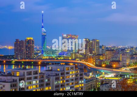 Skyline von Hakata bei Nacht in Fukuoka, Japan Stockfoto