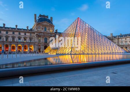 Louvre Paris Museum bei Nacht in Paris, Frankreich Stockfoto