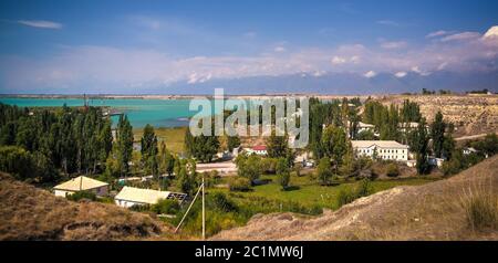 Luftpanorama Blick auf Karakol-Turm, früher Przhevalsk, und Issyk-Kul See, Kirgisistan Stockfoto