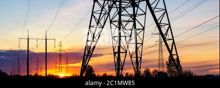 Stromleitungen am Sunset Header. Elektrizität Ablenkung End Umwelt Konzept Stockfoto