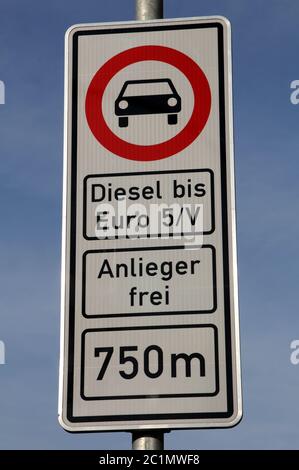 Verkehrszeichen in Hamburg, Deutschland, das die Einfahrt älterer Dieselfahrzeuge verbietet Stockfoto