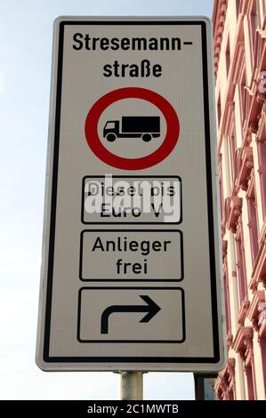 Verkehrsschild in Hamburg, Deutschland, das die Einfahrt älterer Diesel-Lkw verbietet Stockfoto