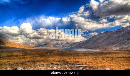 Panoramablick auf die Seen am Barskoon Pass, Fluss und Schlucht und Sarymoynak Pass, Jeti-Oguz, Kirgisistan Stockfoto