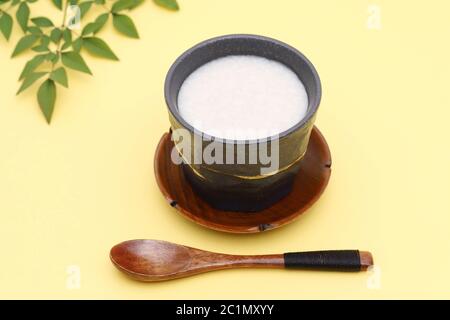 Trinken der Japanische traditionelle süße Alkohol aus willen Lees (AMAZAKE) Stockfoto