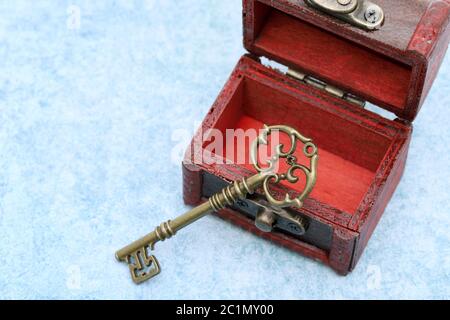 Oldtimer und alte Schatztruhe auf Tisch Stockfoto