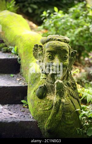 Balinesische Steinstatue vor einem Tempel Stockfoto