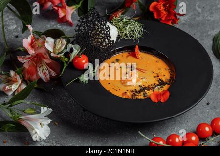 Schmackhafte Tom Yum Suppe mit Garnelen und Kokosmilch Stockfoto