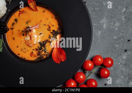 Schmackhafte Tom Yum Suppe mit Garnelen und Kokosmilch Stockfoto