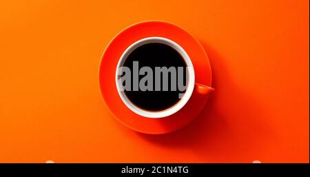 Tasse Kaffee auf Untertasse Stockfoto