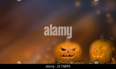 Halloween Kürbisse auf Holz In einem gruseligen Wald bei Nacht, mit unheimlichen hellen Hintergrund Stockfoto