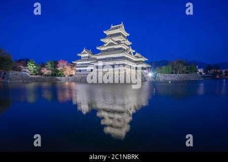 Schloß Matsumoto in der Nacht in Nagano, Japan Stockfoto