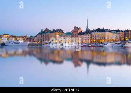 Stockholm Skyline mit Spiegelung bei Nacht in Stockholm City, Schweden Stockfoto