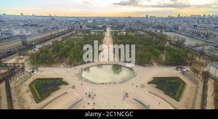 Paris, Frankreich, März 28 2017: Luftaufnahme vom Riesenrad des Tuilerien-Gartens und des Louvre-Palastes Stockfoto