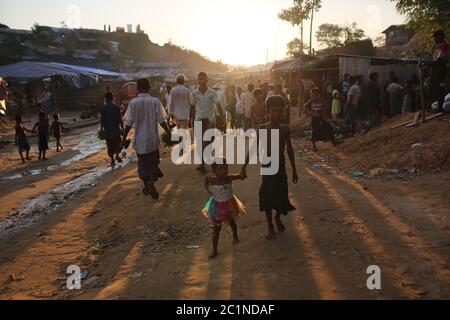 Rohingya-Menschen im Palangkhali-Flüchtlingslager in Cox's Bazar, Bangladesch, Mittwoch, 4. Oktober 2017 Stockfoto