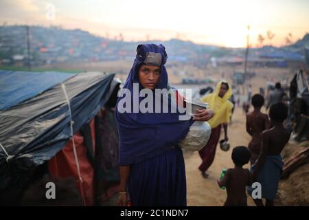 Rohingya-Menschen im Palangkhali-Flüchtlingslager in Cox's Bazar, Bangladesch, Mittwoch, 4. Oktober 2017 Stockfoto