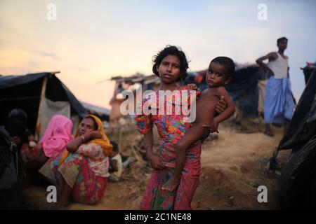 Rohingya-Menschen im Palangkhali-Flüchtlingslager in Cox's Bazar, Bangladesch, Mittwoch, 4. Oktober 2017 Stockfoto