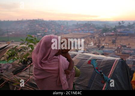 Rohingya-Menschen im Palangkhali-Flüchtlingslager in Cox's Bazar, Bangladesch, Mittwoch, 4. Oktober 2017 Stockfoto