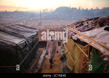 Rohingya-Menschen im Palangkhali-Flüchtlingslager in Cox's Bazar, Bangladesch, Mittwoch, 4. Oktober 2017 Stockfoto