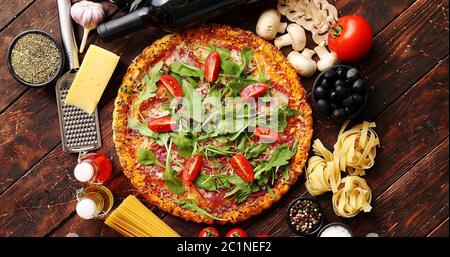 Italienisches Essen Hintergrund mit Pizza, Pasta und Gemüse auf hölzernen Tisch Stockfoto