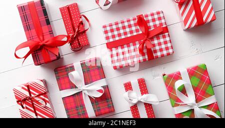 Blick von oben auf die aufgewickelte Weihnachtsgeschenke auf den Holztisch Stockfoto
