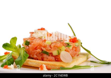 Die Tartare Lachs auf einem Brötchen aus nächster Nähe Stockfoto