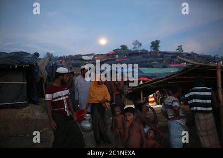 Rohingya-Menschen im Palangkhali-Flüchtlingslager in Cox's Bazar, Bangladesch, Mittwoch, 4. Oktober 2017 Stockfoto