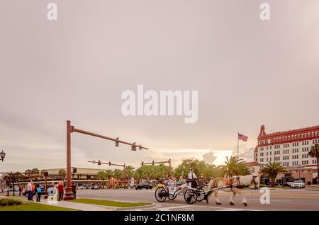 Touristen machen eine Tour in der Innenstadt in einer Pferdekutsche, 10. April 2015, in St. Augustine, Florida. Stockfoto