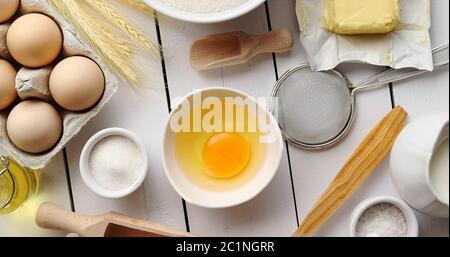 Utensilien und Gebäck Zutaten auf Tisch Stockfoto