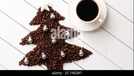 Bohnen in Form von Tanne und Tasse Kaffee Stockfoto