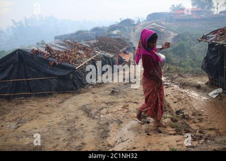 Eine Rohingya-Frau sammelt Trinkwasser im Flüchtlingslager Thangkhali in Cox's Bazar, Bangladesch, Donnerstag, 5. Oktober 2017. Stockfoto