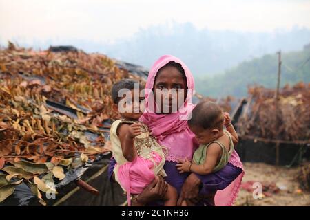 Eine Rohingya-Frau steht mit ihren beiden Kindern im Flüchtlingslager Thangkhali in Cox's Bazar, Bangladesch, Donnerstag, 5. Oktober 2017. Stockfoto