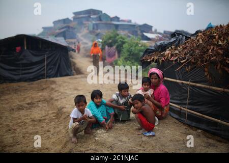 Rohingya Menschen gesehen im Thangkhali Flüchtlingslager in Cox's Bazar, Bangladesch, Donnerstag, 5. Oktober 2017. Stockfoto