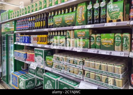 Chang Bier das original thai Bier im Supermarkt in Chiang Mai - THAILAND, 12. Juni 2020 Stockfoto