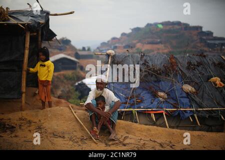 Rohingya Menschen gesehen im Thangkhali Flüchtlingslager in Cox's Bazar, Bangladesch, Donnerstag, 5. Oktober 2017. Stockfoto