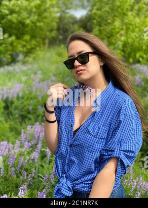 Porträt eines jungen Mädchens in Wildblumen Stockfoto