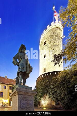 Beleuchtete Sparrenburg und Statue von Friedrich Wilhelm, Bielefeld, Deutschland, Europa Stockfoto