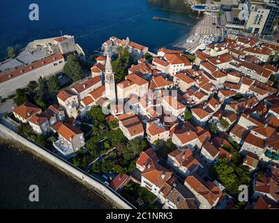 Altstadt mit Kirchen und Befestigungsanlagen in Budva in Montenegro Stockfoto