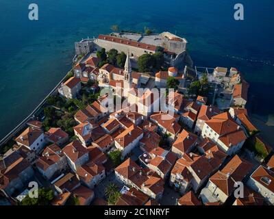 Altstadt mit Kirchen und Befestigungsanlagen in Budva in Montenegro Stockfoto