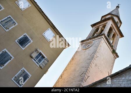 Kirchturm mit Uhr an der Fassade in Budva in Montenegro Stockfoto