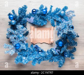 weihnachtskranz mit Pergament auf Holz Stockfoto