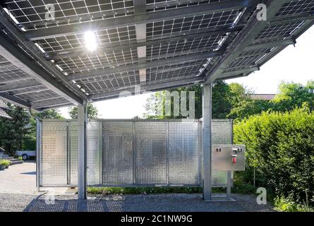 Neue Carport mit semi-transparenten Photovoltaik Module Stockfoto