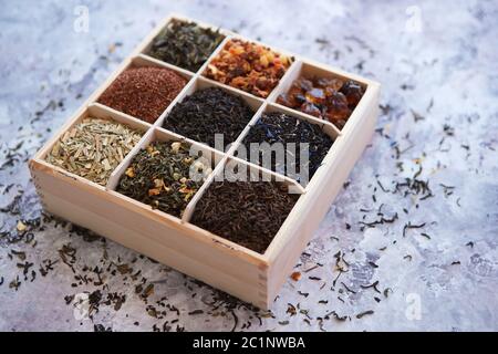 Verschiedene Arten von trockenen Tee in Holzkiste Stockfoto