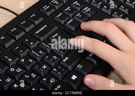 Frauen Hände tippen auf einer Tastatur Stockfoto