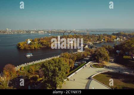Blick über den Dnjepr in Kiew. Luftdrohnenansicht. Stockfoto