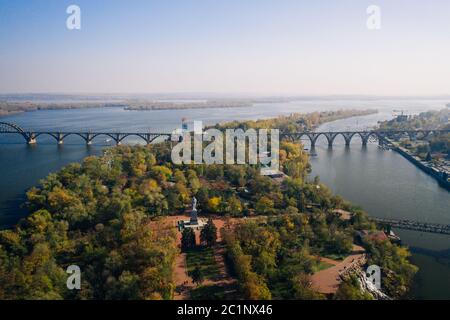 Blick über den Dnjepr in Kiew. Luftdrohnenansicht. Stockfoto