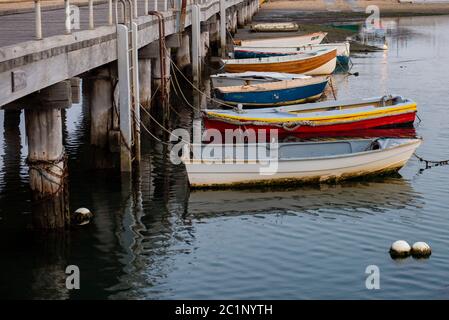 Reihe von alten kleinen Fischerbooten gebunden bis zum Steg, Victoria Australien Stockfoto