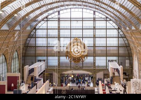 Paris, Frankreich, März 28 2017: Der Louvre in Paris an einem sonnigen Tag Stockfoto